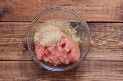 Ежики из фарша с рисом в мультиварке - шаг 4 Ежики из фарша с рисом в мультиварке - шаг 4