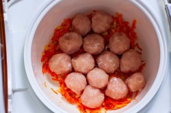 Ежики из фарша с рисом в мультиварке - шаг 6 Ежики из фарша с рисом в мультиварке - шаг 6