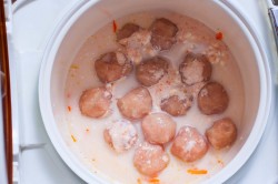 Ежики из фарша с рисом в мультиварке - шаг 8 Ежики из фарша с рисом в мультиварке - шаг 8