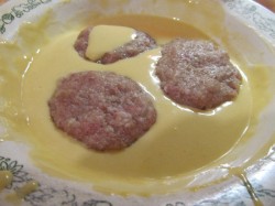 название картинки Мясной фарш в кляре бризоль на сковороде