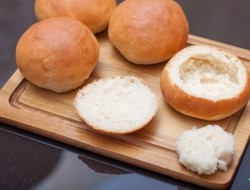 Фаршированная булочка яйцом, сыром и беконом