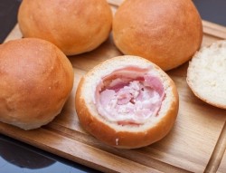 Фаршированная булочка яйцом, сыром и беконом