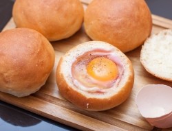 Фаршированная булочка яйцом, сыром и беконом