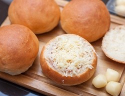 Фаршированная булочка яйцом, сыром и беконом