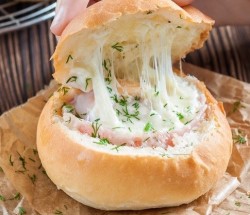 Фаршированная булочка яйцом, сыром и беконом