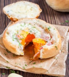 Фаршированная булочка яйцом, сыром и беконом