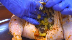 Фаршированная курица с жареной начинкой из картошки и грибов