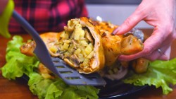 Фаршированная курица с жареной начинкой из картошки и грибов