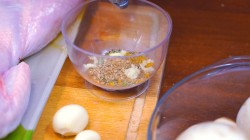 Фаршированная курица с жареной начинкой из картошки и грибов