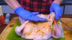 Фаршированная курица с жареной начинкой из картошки и грибов