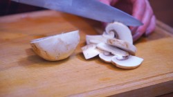 Фаршированная курица с жареной начинкой из картошки и грибов