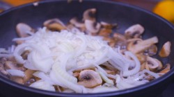 Фаршированная курица с жареной начинкой из картошки и грибов