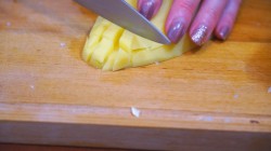 Фаршированная курица с жареной начинкой из картошки и грибов