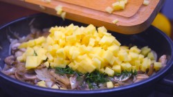 Фаршированная курица с жареной начинкой из картошки и грибов