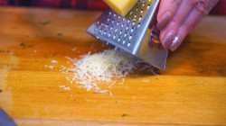 Фаршированная курица с жареной начинкой из картошки и грибов