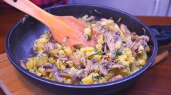 Фаршированная курица с жареной начинкой из картошки и грибов