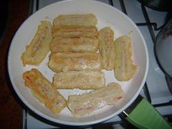 Фаршированные морковью крабовые палочки в кляре