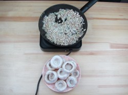 Фаршированные перепелиными яйцами грибы