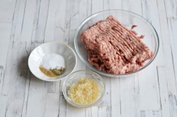 Фаршированные перцы с томатной пастой в кастрюле