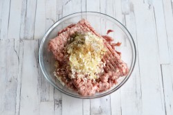 Фаршированные перцы с томатной пастой в кастрюле