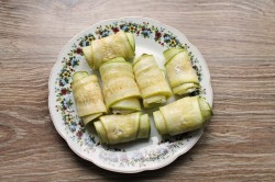 название картинки Фаршированные рулетики из кабачков с сыром и чесноком