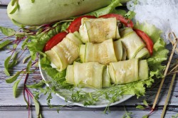 название картинки Фаршированные рулетики из кабачков с сыром и чесноком