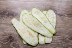 название картинки Фаршированные рулетики из кабачков с сыром и чесноком