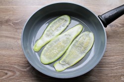 название картинки Фаршированные рулетики из кабачков с сыром и чесноком