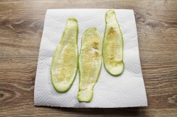 название картинки Фаршированные рулетики из кабачков с сыром и чесноком