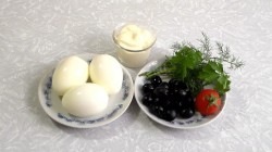 Фаршированные яйца с паштетом из маслин