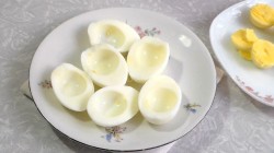 Фаршированные яйца с паштетом из маслин