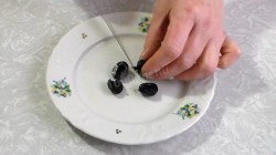 Фаршированные яйца с паштетом из маслин