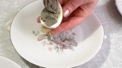 Фаршированные яйца с паштетом из маслин