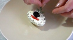Фаршированные яйца с паштетом из маслин