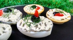Фаршированные яйца с паштетом из маслин