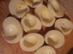 Фаршированные яйца с килькой