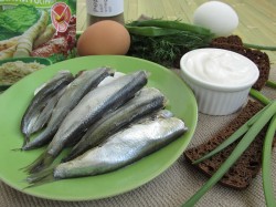 название картинки Фаршированные яйца с рулетиками из малосольной кильки