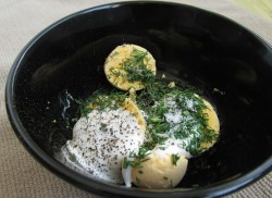 название картинки Фаршированные яйца с рулетиками из малосольной кильки