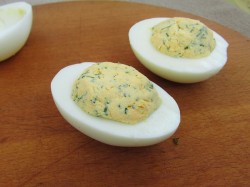 название картинки Фаршированные яйца с рулетиками из малосольной кильки