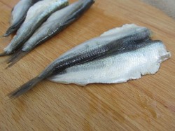 название картинки Фаршированные яйца с рулетиками из малосольной кильки