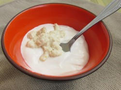 название картинки Фаршированные яйца с рулетиками из малосольной кильки