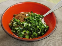 название картинки Фаршированные яйца с рулетиками из малосольной кильки