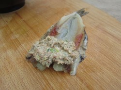 название картинки Фаршированные яйца с рулетиками из малосольной кильки