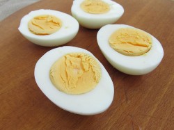 название картинки Фаршированные яйца с рулетиками из малосольной кильки