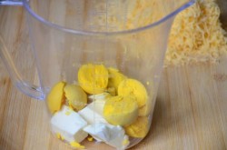 название картинки Закуска яйца фаршированные зеленью с твердым сыром