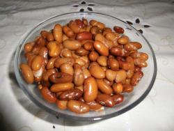 Салат фасоль с сухарями, сыром и чесноком