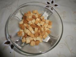 Салат фасоль с сухарями, сыром и чесноком