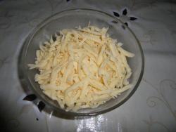 Салат фасоль с сухарями, сыром и чесноком