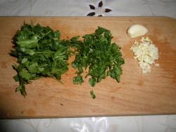 Салат фасоль с сухарями, сыром и чесноком