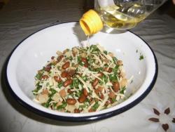 Салат фасоль с сухарями, сыром и чесноком